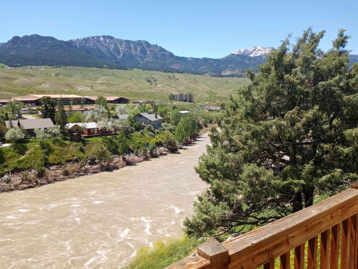 Yellowstone Riverside Cottages Gardiner Exterior foto